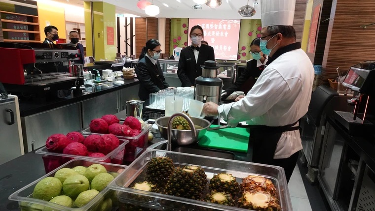 东南科技大学老师张志贤带领学生使用法国ROBOT J80榨汁机，制做开胃蔬果汁，品尝到果菜真正天然原味。校方提供